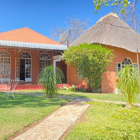 Lynns Guest House Булавайо Экстерьер фото