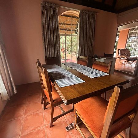 Lynns Guest House Булавайо Экстерьер фото