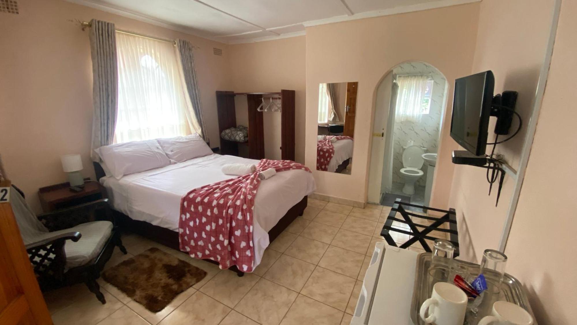 Lynns Guest House Булавайо Экстерьер фото