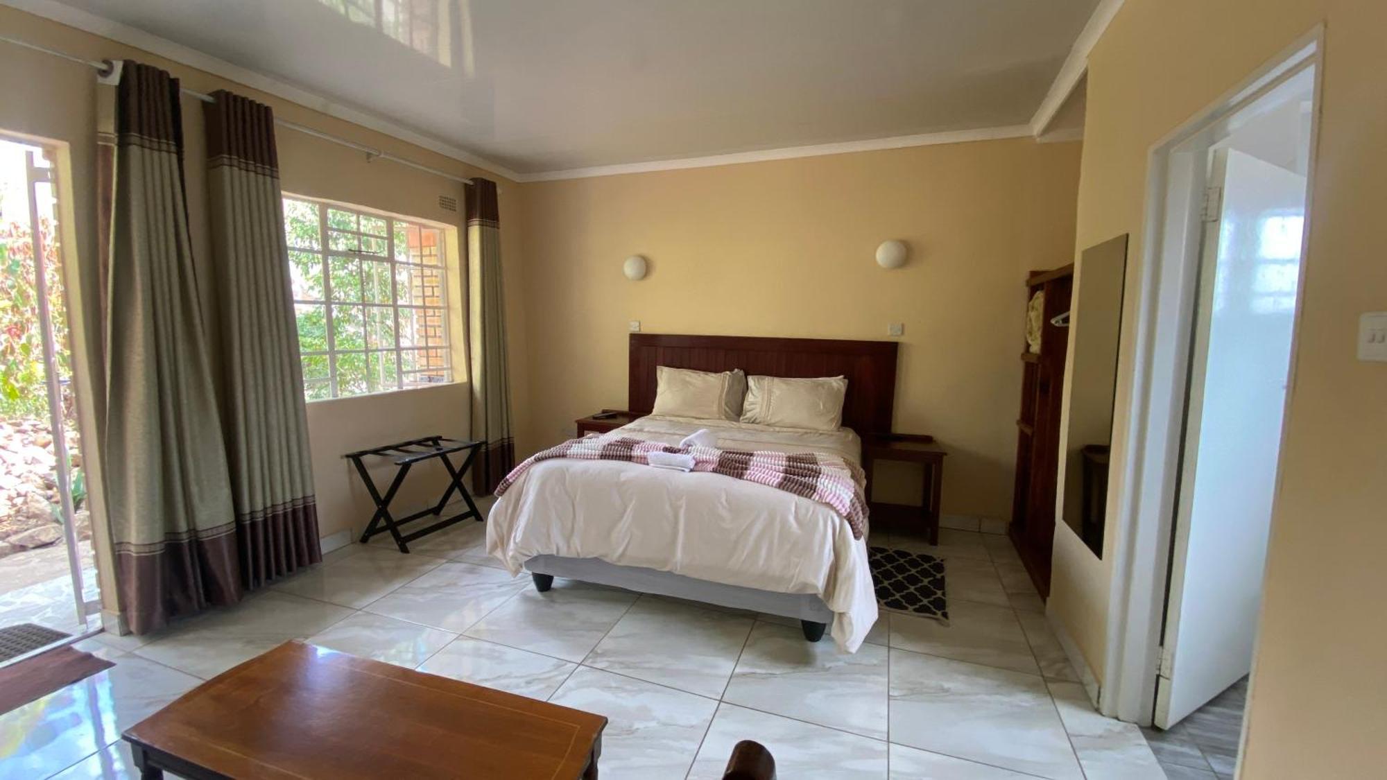 Lynns Guest House Булавайо Экстерьер фото
