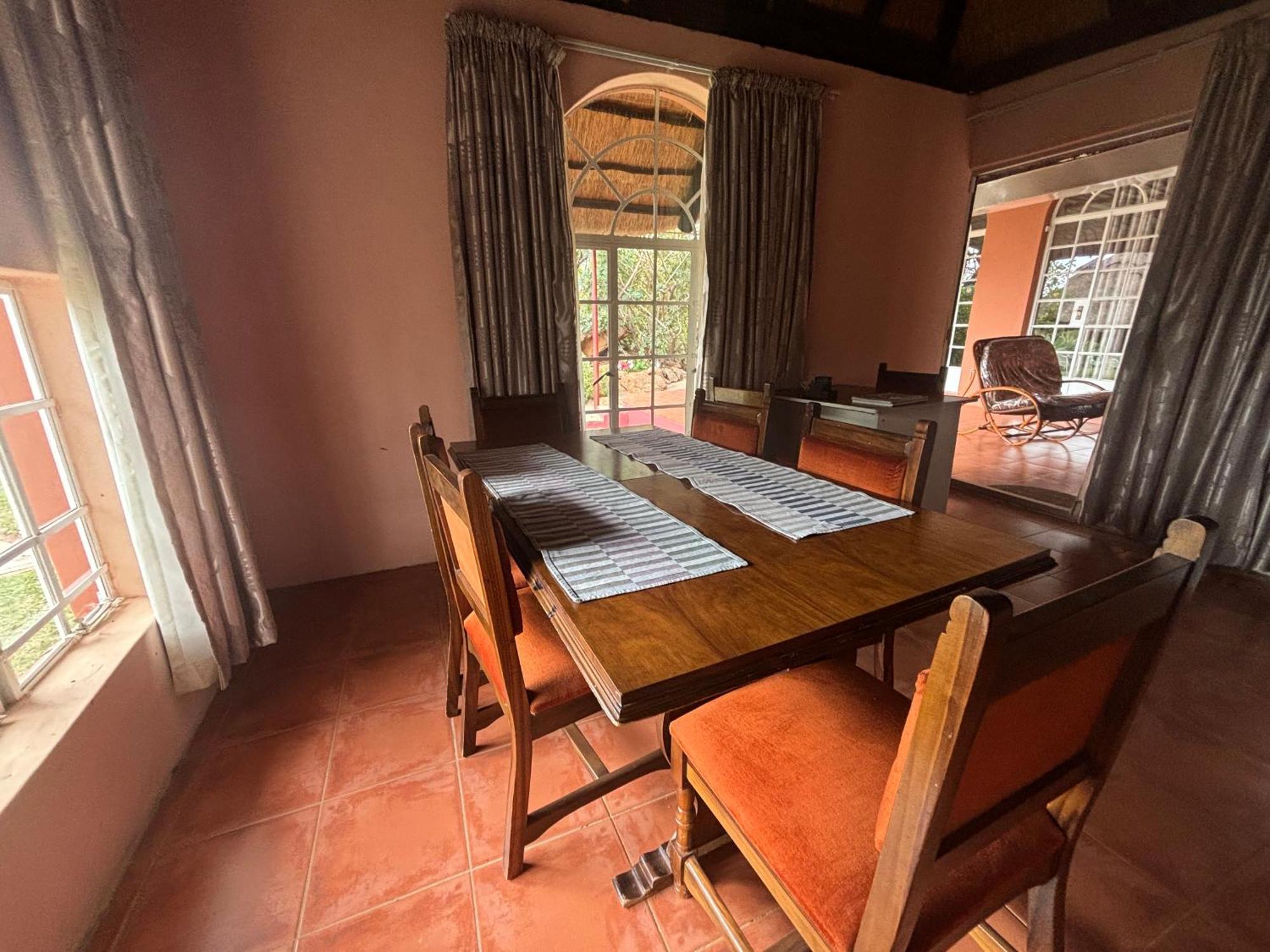 Lynns Guest House Булавайо Экстерьер фото