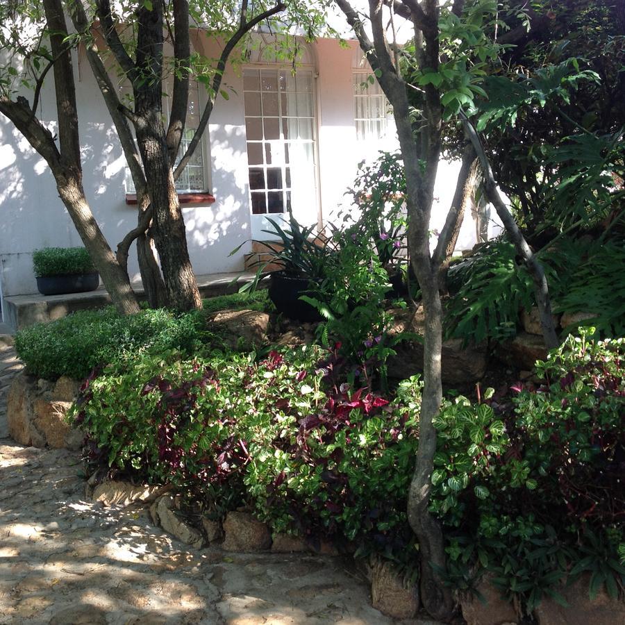 Lynns Guest House Булавайо Экстерьер фото